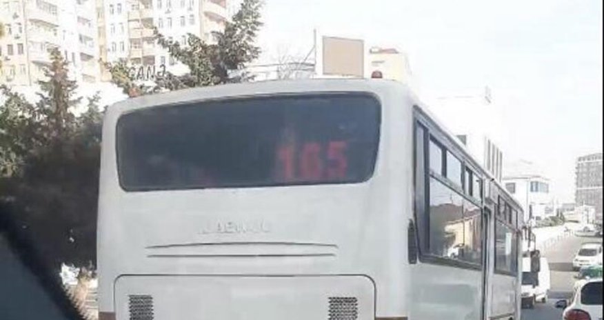 Bakıda əks yola çıxan avtobus qəzadan son anda qurtuldu - VİDEO Bakıda əks yola çıxan avtobus qəzadan son anda qurtuldu - VİDEO