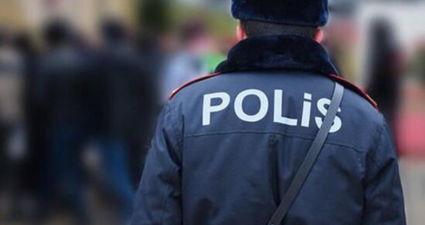 Bakıda yol polisləri gənc oğlanı zorla maşına mindirdilər — VİDEO Bakıda yol polisləri gənc oğlanı zorla maşına mindirdilər — VİDEO