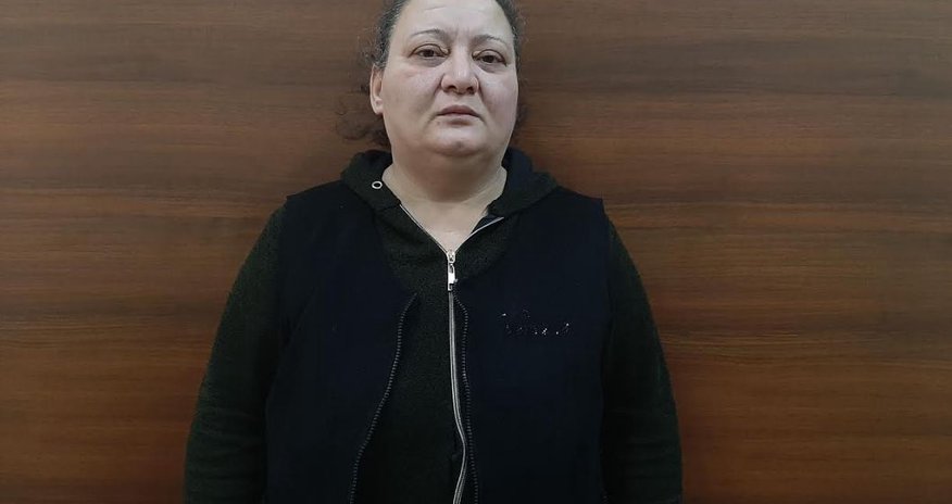 Bakı metrosu yaxınlığında əməliyyat: Polis qadını tutdu - FOTO Bakı metrosu yaxınlığında əməliyyat: Polis qadını tutdu - FOTO