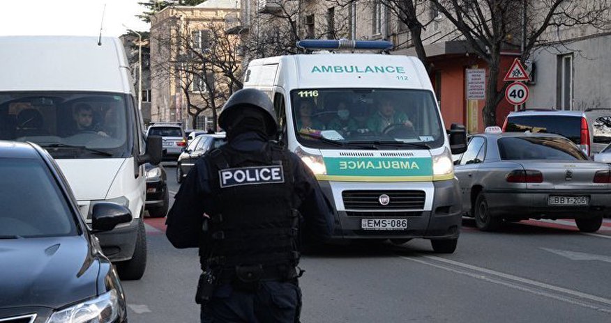 В Тбилиси полиция убрала палатки оппозиции перед зданием парламента В Тбилиси полиция убрала палатки оппозиции перед зданием парламента