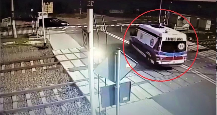 SON DƏQİQƏ! Bakıda təcili yardım maşını qatarla toqquşdu SON DƏQİQƏ! Bakıda təcili yardım maşını qatarla toqquşdu