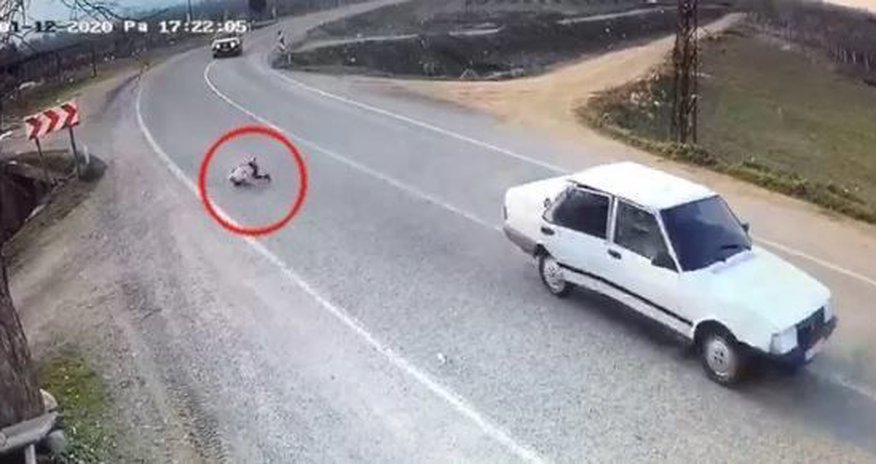 Balaca qız hərəkətdə olan maşından yola düşdü — ANBAAN VİDEO Balaca qız hərəkətdə olan maşından yola düşdü — ANBAAN VİDEO