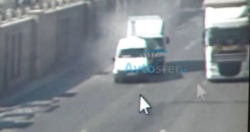 Bakıda sürücü sükan arxasında yatdı: Sərnişin dolu mikroavtobusa çırpıldı - ANBAAN VİDEO Bakıda sürücü sükan arxasında yatdı: Sərnişin dolu mikroavtobusa çırpıldı - ANBAAN VİDEO