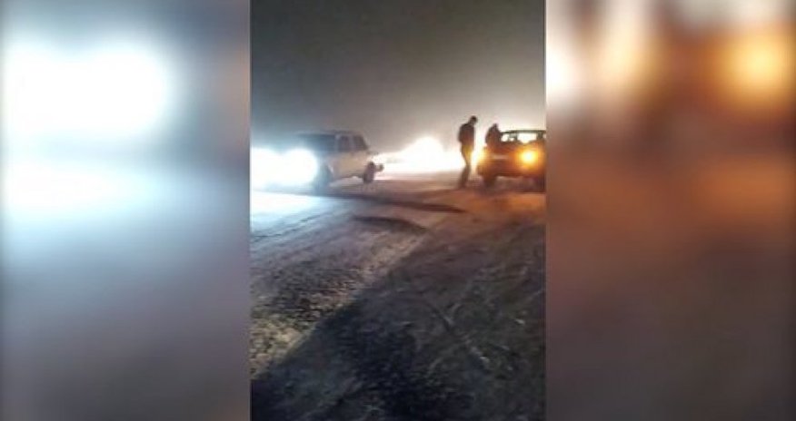 В Азербайджане из-за гололеда автомобили остались на дорогах – ВИДЕО В Азербайджане из-за гололеда автомобили остались на дорогах – ВИДЕО