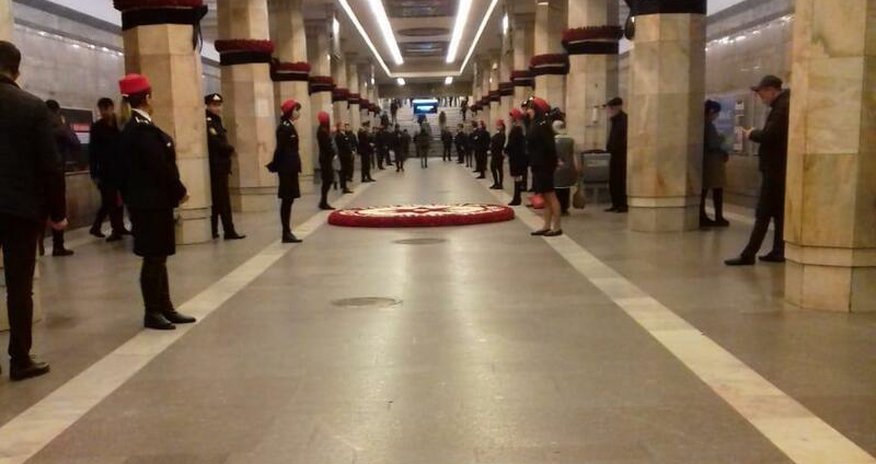 Azərbaycan ərazisində bir dəqiqəlik sükut oldu - FOTO Azərbaycan ərazisində bir dəqiqəlik sükut oldu - FOTO