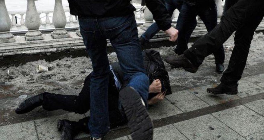 Bakıda 14 yaşlı oğlan anasına mesaj yazan şəxsi bıçaqladı Bakıda 14 yaşlı oğlan anasına mesaj yazan şəxsi bıçaqladı