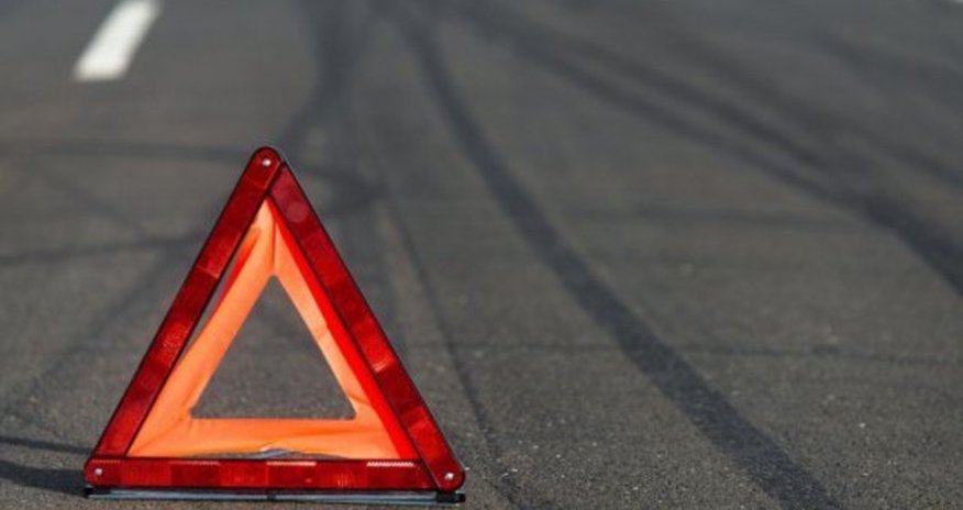 В Баку автомобиль врезался в дерево, есть пострадавший В Баку автомобиль врезался в дерево, есть пострадавший