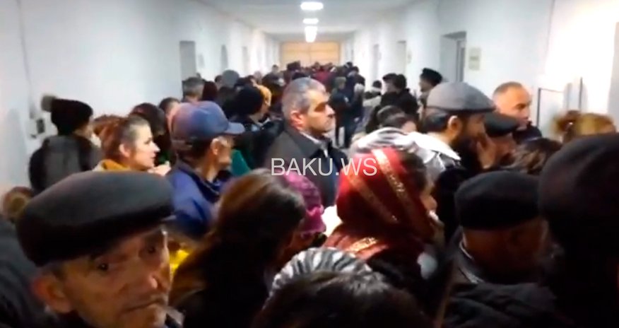 Azərbaycanda insanlar şəxsiyyət vəsiqələrini götürüb xəstəxanalara axın etdilər - VİDEO Azərbaycanda insanlar şəxsiyyət vəsiqələrini götürüb xəstəxanalara axın etdilər - VİDEO