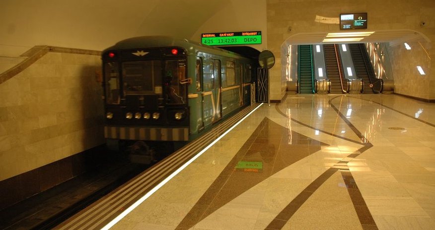 Bakı metrosunda sərnişin özünü qatarın altına atdı - VİDEO Bakı metrosunda sərnişin özünü qatarın altına atdı - VİDEO