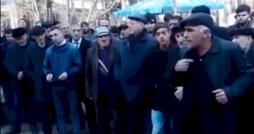 Deputatla namizəd arasında qalmaqal: “Prezident tikir, siz öz adınıza yazırsınız” - Video Deputatla namizəd arasında qalmaqal: “Prezident tikir, siz öz adınıza yazırsınız” - Video