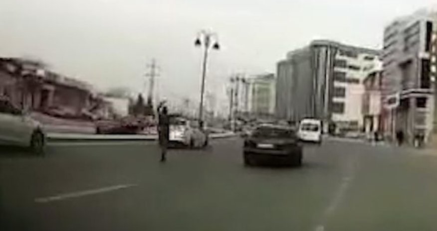 В Баку мужчина танцевал посреди автотрассы - ВИДЕО В Баку мужчина танцевал посреди автотрассы - ВИДЕО