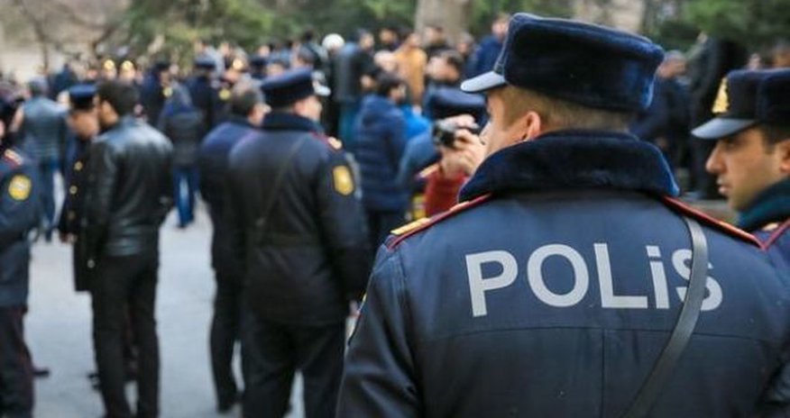В Баку автомобиль насмерть сбил сотрудника полиции В Баку автомобиль насмерть сбил сотрудника полиции
