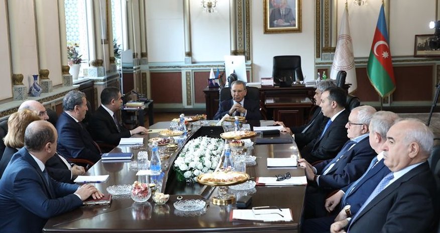 Ramiz Mehdiyev prezidentin köməkçisini və nazirləri AMEA-ya topladı Ramiz Mehdiyev prezidentin köməkçisini və nazirləri AMEA-ya topladı