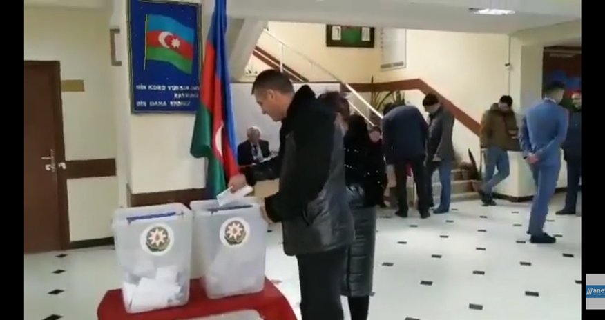 Seçici seçdiyi namizədin adını göstərib qutuya atdı - VİDEO Seçici seçdiyi namizədin adını göstərib qutuya atdı - VİDEO