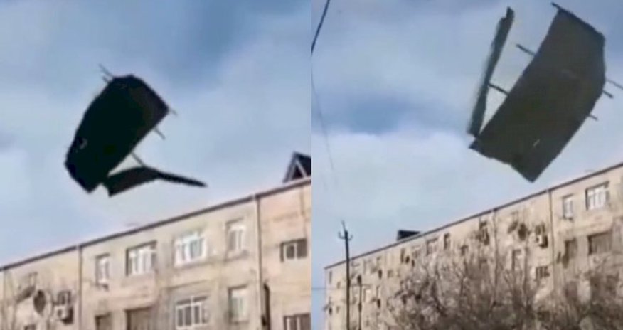Külək binanın dam örtüyünü uçurdu - Video Külək binanın dam örtüyünü uçurdu - Video