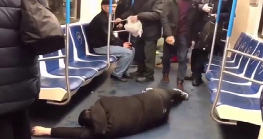 Koronavirusla bağlı metroda zarafat etdi, aləm bir-birinə dəydi - VİDEO Koronavirusla bağlı metroda zarafat etdi, aləm bir-birinə dəydi - VİDEO