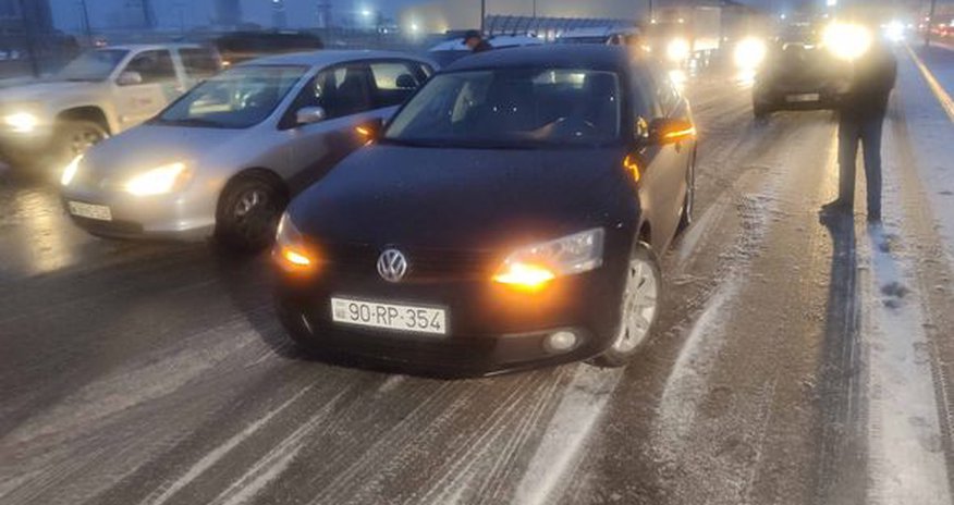 На крупном бакинском проспекте из-за цепной аварии образовалась пробка - ФОТО На крупном бакинском проспекте из-за цепной аварии образовалась пробка - ФОТО