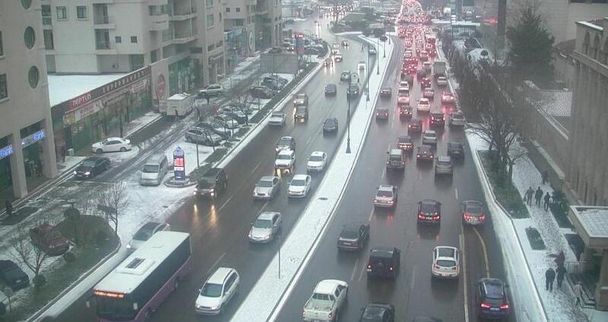 Qarlı hava ilə bağlı sürücülərə və piyadalara XƏBƏRDARLIQ Qarlı hava ilə bağlı sürücülərə və piyadalara XƏBƏRDARLIQ
