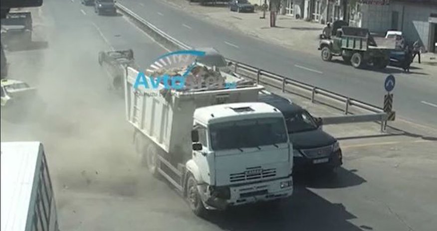 Bakıda “KamAz” dəhşət saçdı: Avtobus və beş avtomobili əzdi - ANBAAN VİDEO Bakıda “KamAz” dəhşət saçdı: Avtobus və beş avtomobili əzdi - ANBAAN VİDEO