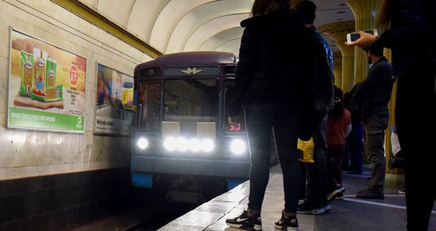 В бакинском метро женщина упала на рельсы В бакинском метро женщина упала на рельсы