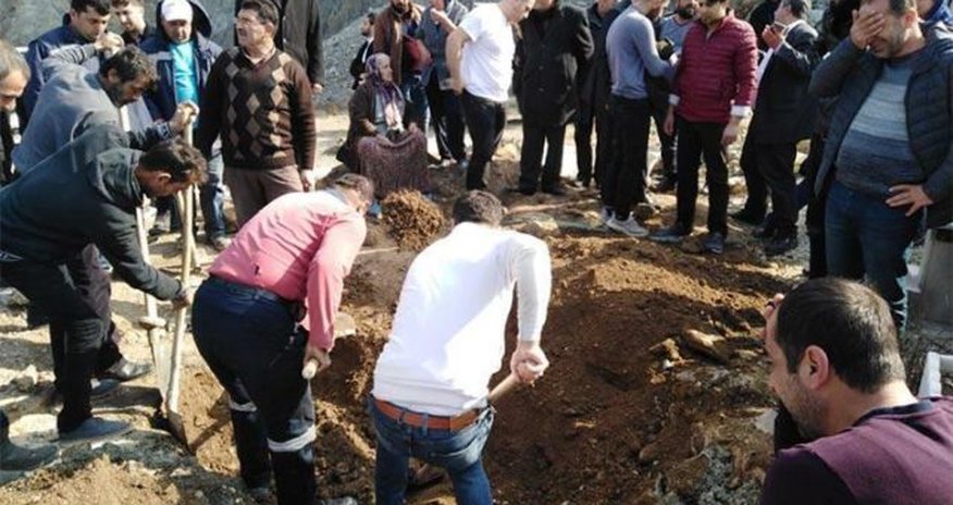 Məzarlıqda ŞOK HADİSƏ – Tabutu açanda GÖZLƏRİNƏ İNANMADILAR (FOTOLAR) Məzarlıqda ŞOK HADİSƏ – Tabutu açanda GÖZLƏRİNƏ İNANMADILAR (FOTOLAR)