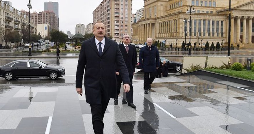 İlham Əliyev Xətainin heykəlinin köçürüldüyü yeni salınmış parkda oldu İlham Əliyev Xətainin heykəlinin köçürüldüyü yeni salınmış parkda oldu