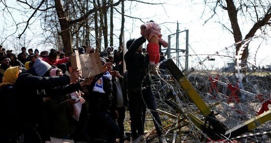 Sərhədə yığılan qaçqınlar Yunanıstana keçdilər - FOTO Sərhədə yığılan qaçqınlar Yunanıstana keçdilər - FOTO