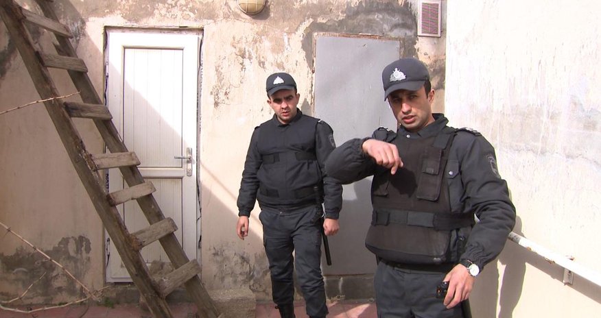 Bakıda polislər atəş açmağa məcbur oldu - FOTOLAR Bakıda polislər atəş açmağa məcbur oldu - FOTOLAR