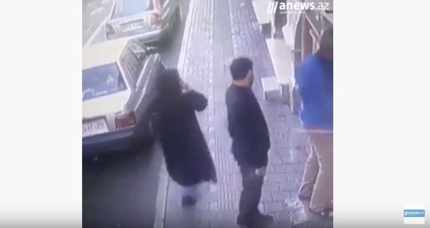 İranda bir qadın başı tam örtülü olmadığı üçün rejimçi bir şəxs tərəfindən fiziki hücuma məruz qalır İranda bir qadın başı tam örtülü olmadığı üçün rejimçi bir şəxs tərəfindən fiziki hücuma məruz qalır