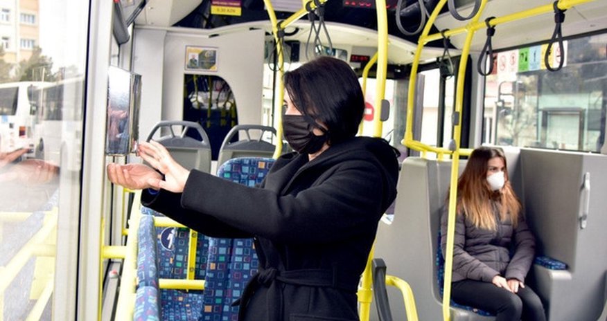 Bakıda avtobuslarda dezinfeksiyaedici məhlul yerləşdirilib - FOTOLAR Bakıda avtobuslarda dezinfeksiyaedici məhlul yerləşdirilib - FOTOLAR