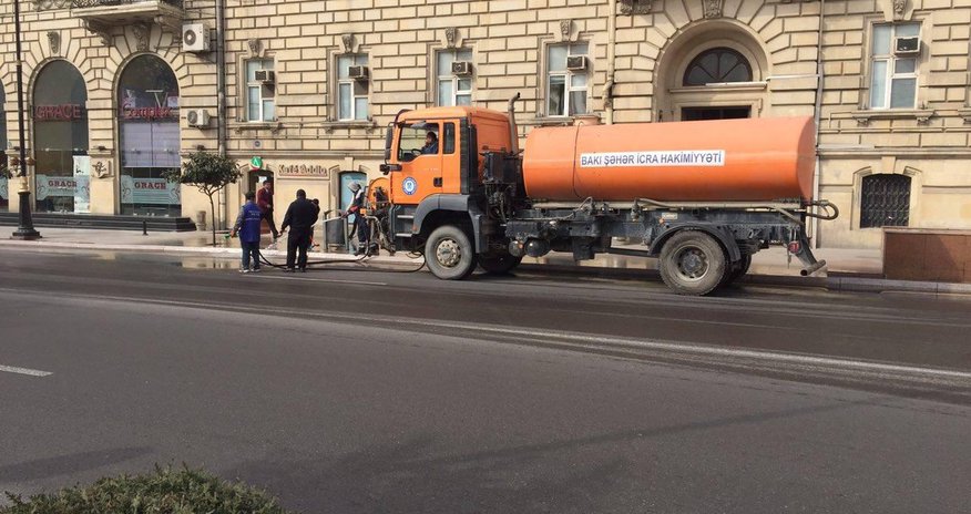 Приступили к промывке бакинских улиц моющими средствами Приступили к промывке бакинских улиц моющими средствами
