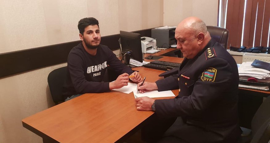 Bakıda polis maşınının üzərində pivə içən şəxs saxlanıldı Bakıda polis maşınının üzərində pivə içən şəxs saxlanıldı