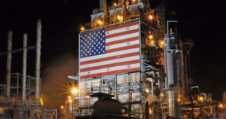 На фоне обвала нефти США заполняют нефтехранилища На фоне обвала нефти США заполняют нефтехранилища