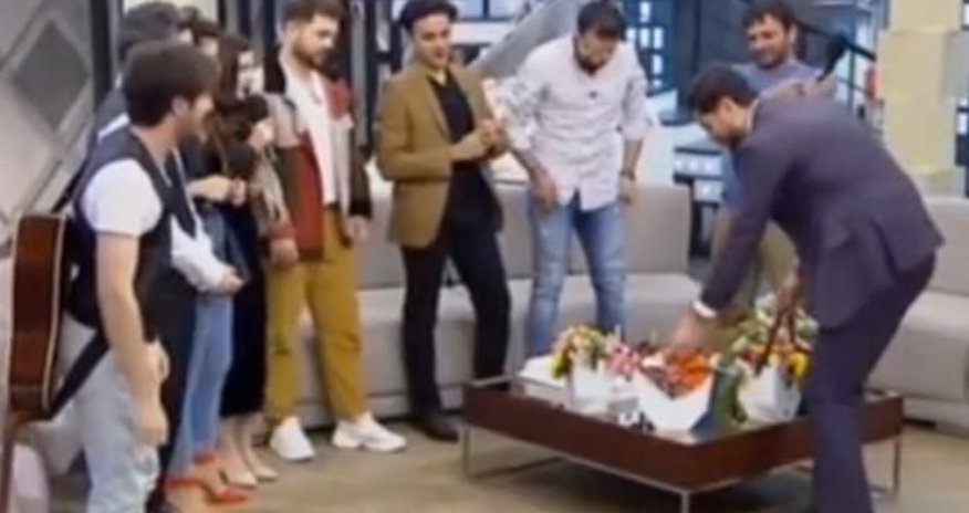 Xəzər TV-də karantin qaydaları pozuldu - VİDEO Xəzər TV-də karantin qaydaları pozuldu - VİDEO
