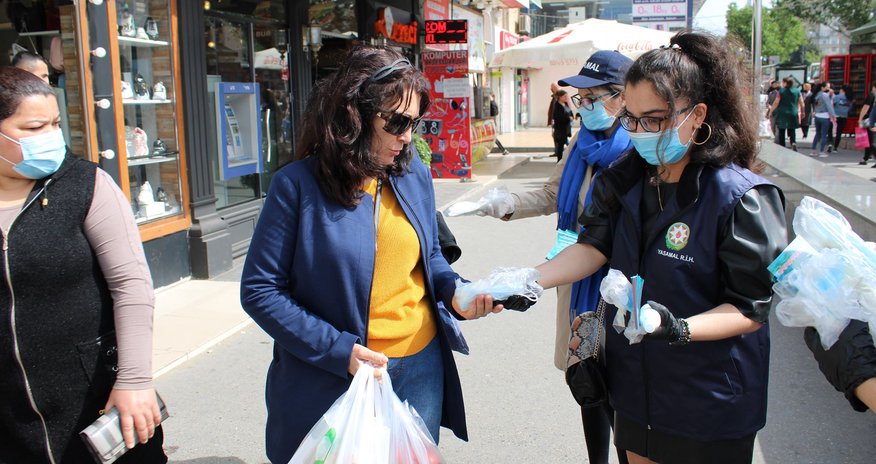 Yasamalda minlərlə insana pulsuz tibbi qoruyucu vasitələr paylanıldı - FOTOLAR Yasamalda minlərlə insana pulsuz tibbi qoruyucu vasitələr paylanıldı - FOTOLAR
