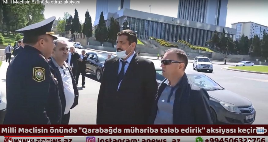 Milli Məclisin önünüdə "Qarabağda müharibə tələb edirik" aksiyası - VİDEO Milli Məclisin önünüdə "Qarabağda müharibə tələb edirik" aksiyası - VİDEO