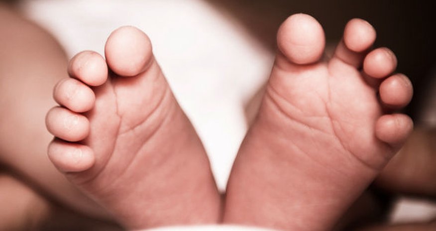 Родители по ошибке заживо похоронили младенца Родители по ошибке заживо похоронили младенца