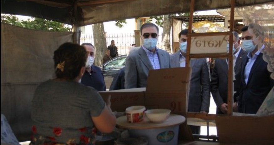 İcra başçısı kətə bişirən qadına xəbərdarlıq etdi - FOTO İcra başçısı kətə bişirən qadına xəbərdarlıq etdi - FOTO