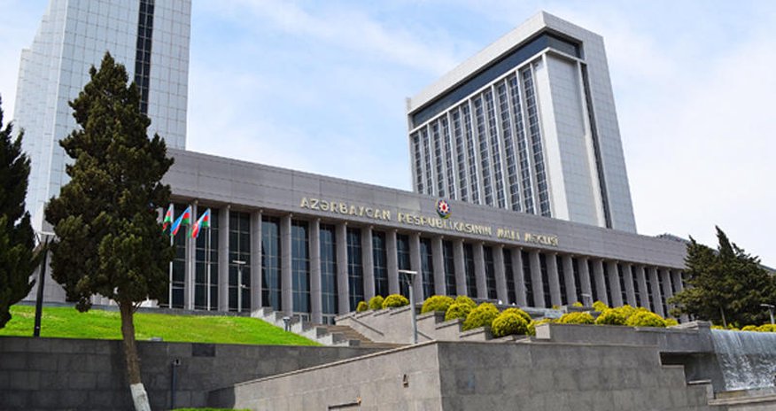 Milli Məclisin rəhbərliyi deputatı tənqid etdi Milli Məclisin rəhbərliyi deputatı tənqid etdi