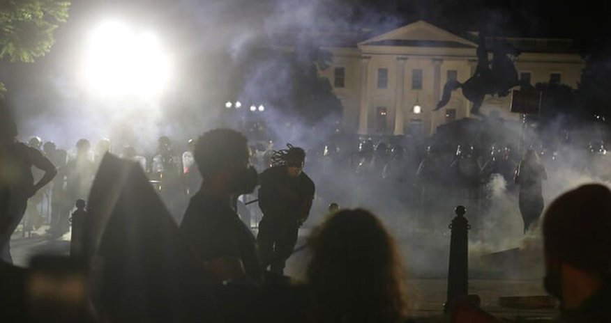 SON DƏQİQƏ: Tramp yeraltı sığınacağa qaçdı - Ölü və yaralılar var - FOTOLAR SON DƏQİQƏ: Tramp yeraltı sığınacağa qaçdı - Ölü və yaralılar var - FOTOLAR