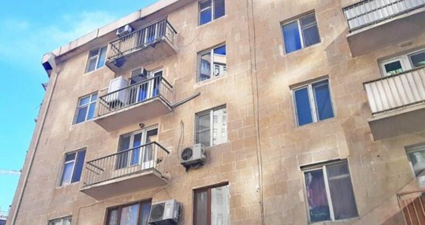 Bakıda arvadını 5-ci mərtəbədən atıb öldürən şəxslə bağlı MƏHKƏMƏ QƏRAR VERDİ Bakıda arvadını 5-ci mərtəbədən atıb öldürən şəxslə bağlı MƏHKƏMƏ QƏRAR VERDİ