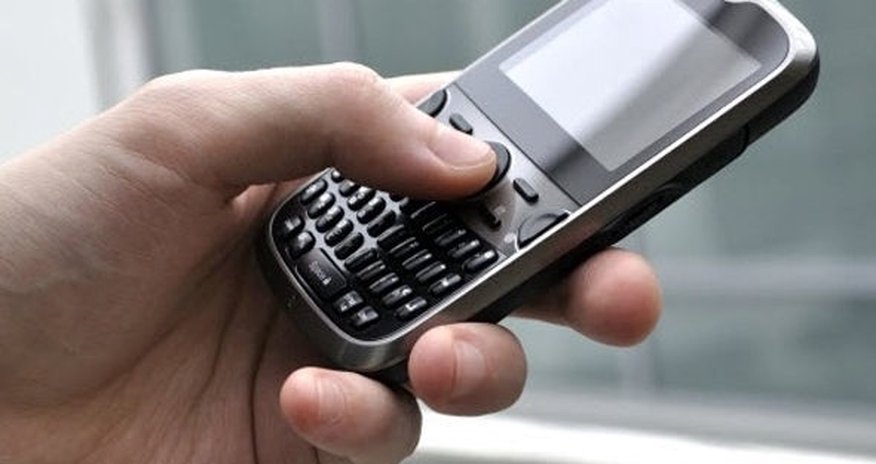 İmtahana telefonla girdi - Şəklini sosial şəbəkədə yaydı İmtahana telefonla girdi - Şəklini sosial şəbəkədə yaydı