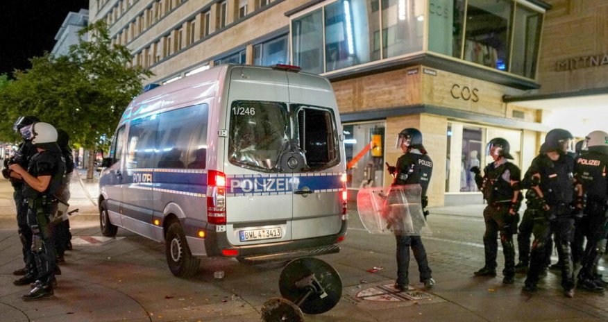 В Штутгарте 19 полицейских пострадали при беспорядках В Штутгарте 19 полицейских пострадали при беспорядках