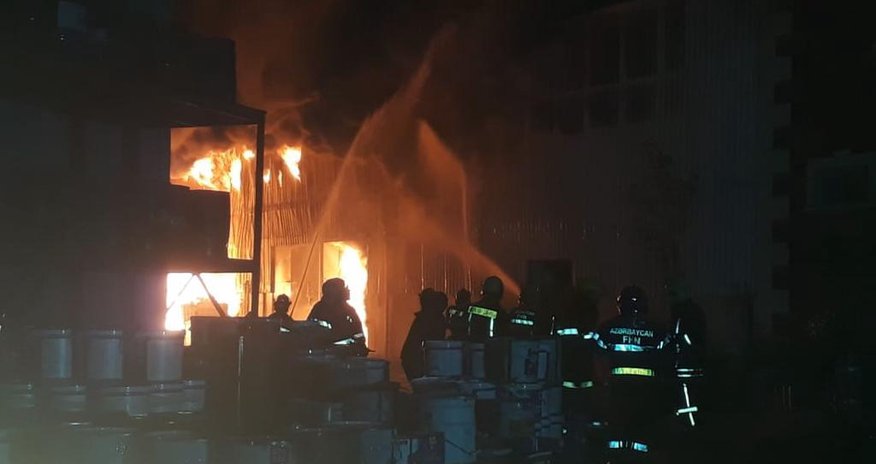 Bakıda "Sobsan" boya fabrikinin sexi yanır Bakıda "Sobsan" boya fabrikinin sexi yanır