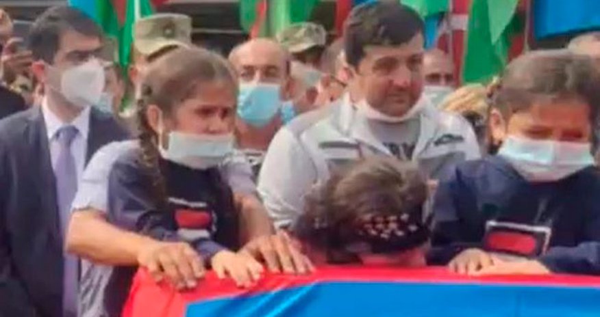 Şəhid olan atasını 3 övladı belə yola saldı- FOTOLAR Şəhid olan atasını 3 övladı belə yola saldı- FOTOLAR