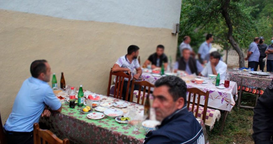 Əsgərlikdən qayıdan oğluna məclis quran ailə cərimələndi-FOTOLAR Əsgərlikdən qayıdan oğluna məclis quran ailə cərimələndi-FOTOLAR