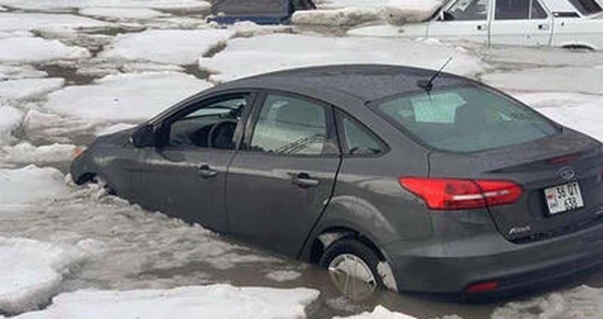 Ermənistanda onlarla maşın asfaltın altında qaldı - FOTO Ermənistanda onlarla maşın asfaltın altında qaldı - FOTO
