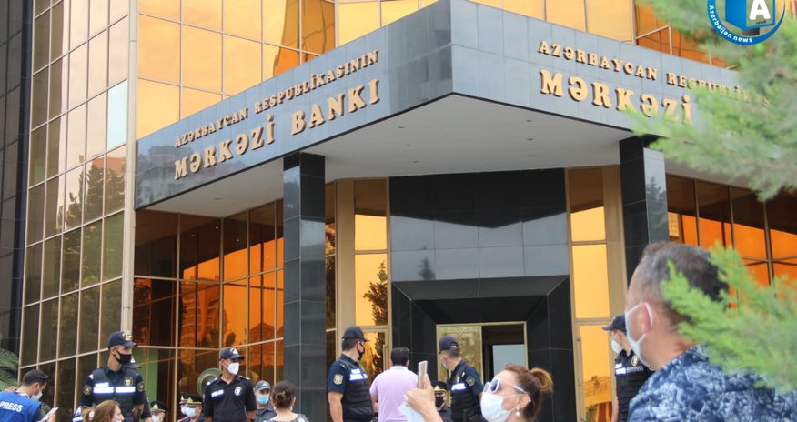 Əmanətlərini ala bilməyən bank müştəriləri etiraz aksiyası keçirib - VİDEO Əmanətlərini ala bilməyən bank müştəriləri etiraz aksiyası keçirib - VİDEO