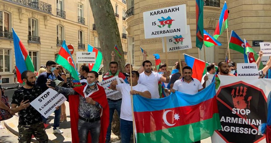 Полиция Франции не позволила раскрыть армянский флаг, азербайджанцы проводят акцию поддержки Полиция Франции не позволила раскрыть армянский флаг, азербайджанцы проводят акцию поддержки