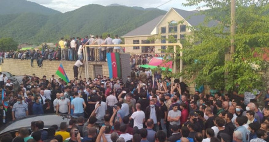 Polad Həşimovun evinin qarşısından bayrağın götürülmə səbəbi AÇIQLANDI Polad Həşimovun evinin qarşısından bayrağın götürülmə səbəbi AÇIQLANDI